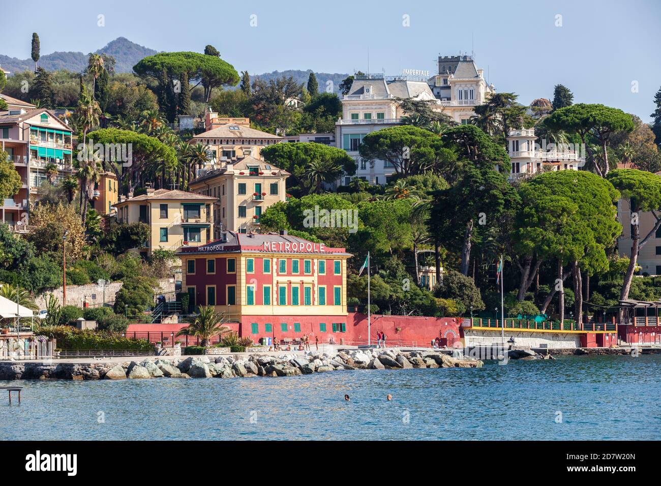 Santa Maria Ligure, Italien. 20. Oktober 2020: Gebäude an der ligurischen Küste. Häuser mit Blick auf das Meer, Hotels und Badeanstalten für die su Stockfoto