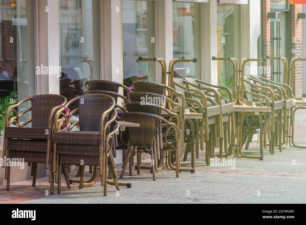 Gestapelte Stühle und Tische vor einem geschlossenen Restaurant im Stadtzentrum. Einschränkungen im Zusammenhang mit dem Coronavirus Covid-19. Stockfoto