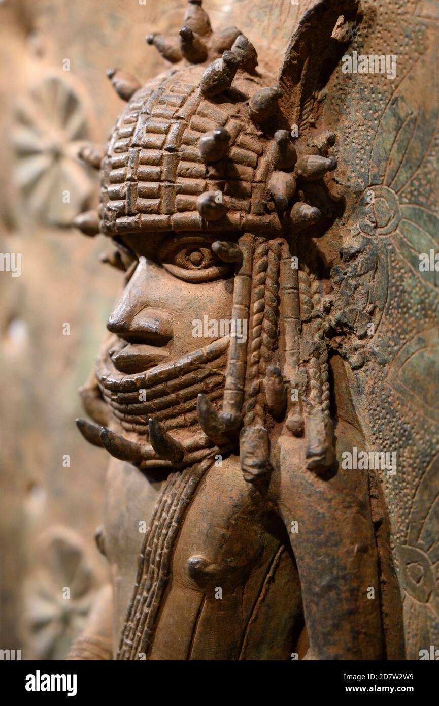 London. England. Benin Bronzen auf Anzeige an das Britische Museum, Messing Plaketten von der Royal Court Palace des Königreichs Benin, 16. und 17. Jahrhunderts. Stockfoto