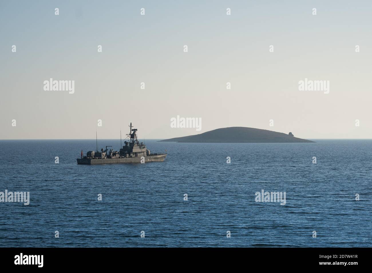 Aufgrund der Spannungen zwischen Griechenland und der Türkei wurde ein militärisches Angriffsboot P-349 am Palamutbuku Strand, Datca, Mugla, Türkei, aufgestellt. Stockfoto