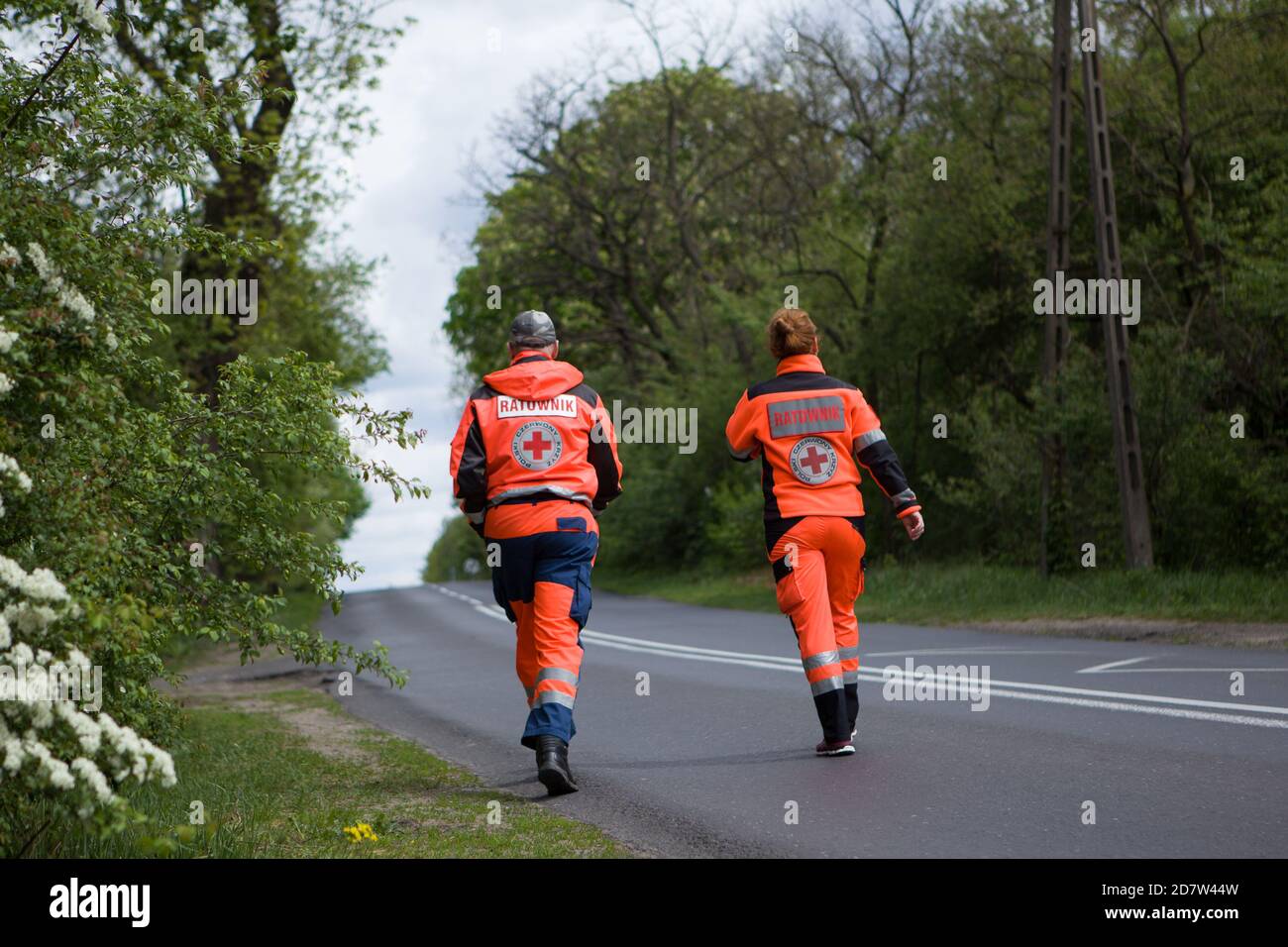 Polnische Sanitäter sind auf dem Weg zum Unfall. Stockfoto