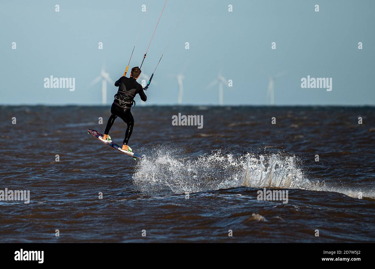 Nur einen Kite-Surfer am Hunstanton Beach, Norfolk, England, Großbritannien, 'abheben' Stockfoto