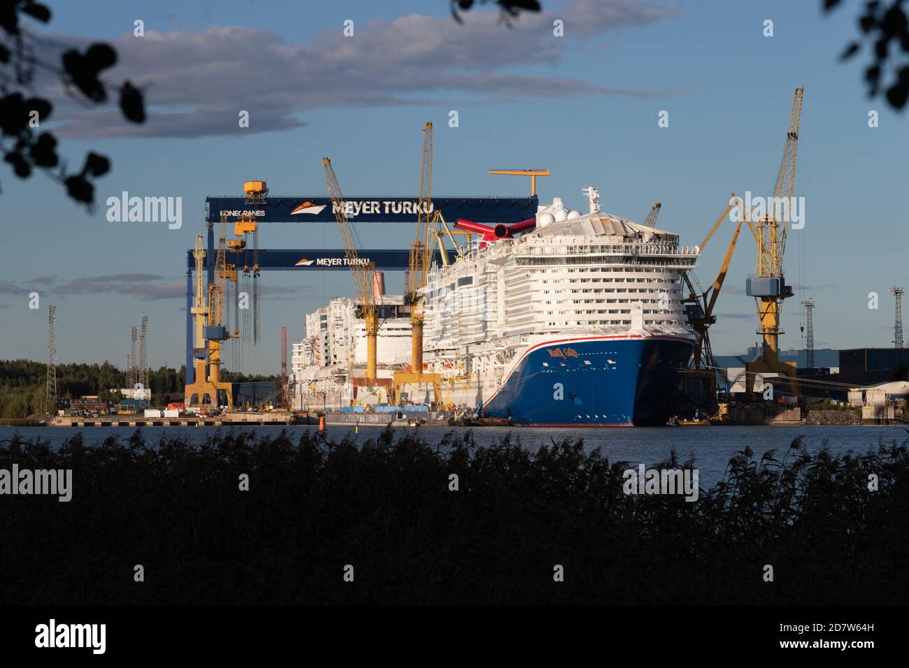 Carnival Cruise Lines neues Flaggschiff Mardi Gras wird bei der Meyer Turku Shipyard in Turku, Finnland, gebaut. Hinter dem Schwesterschiff Costa Toscana. Stockfoto