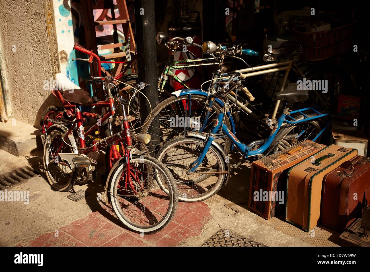 Antike Vintage-Shop in monastiraki Flohmarkt Athen Griechenland, Verkauf von Fahrrad Stockfoto