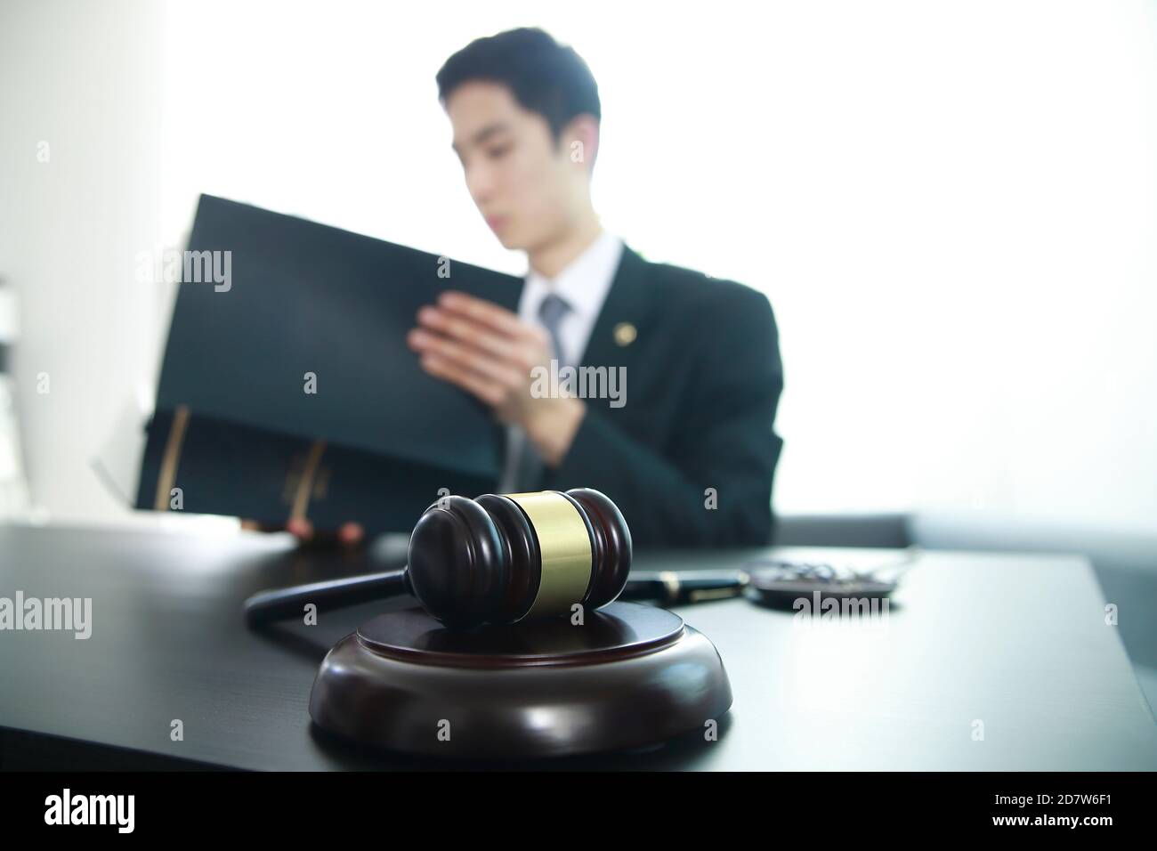 Richter gavel mit Gerechtigkeit Rechtsanwalt.Geschäftsmann in Klage oder Rechtsanwalt. Beratung und Rechtsberatung Konzept. Stockfoto