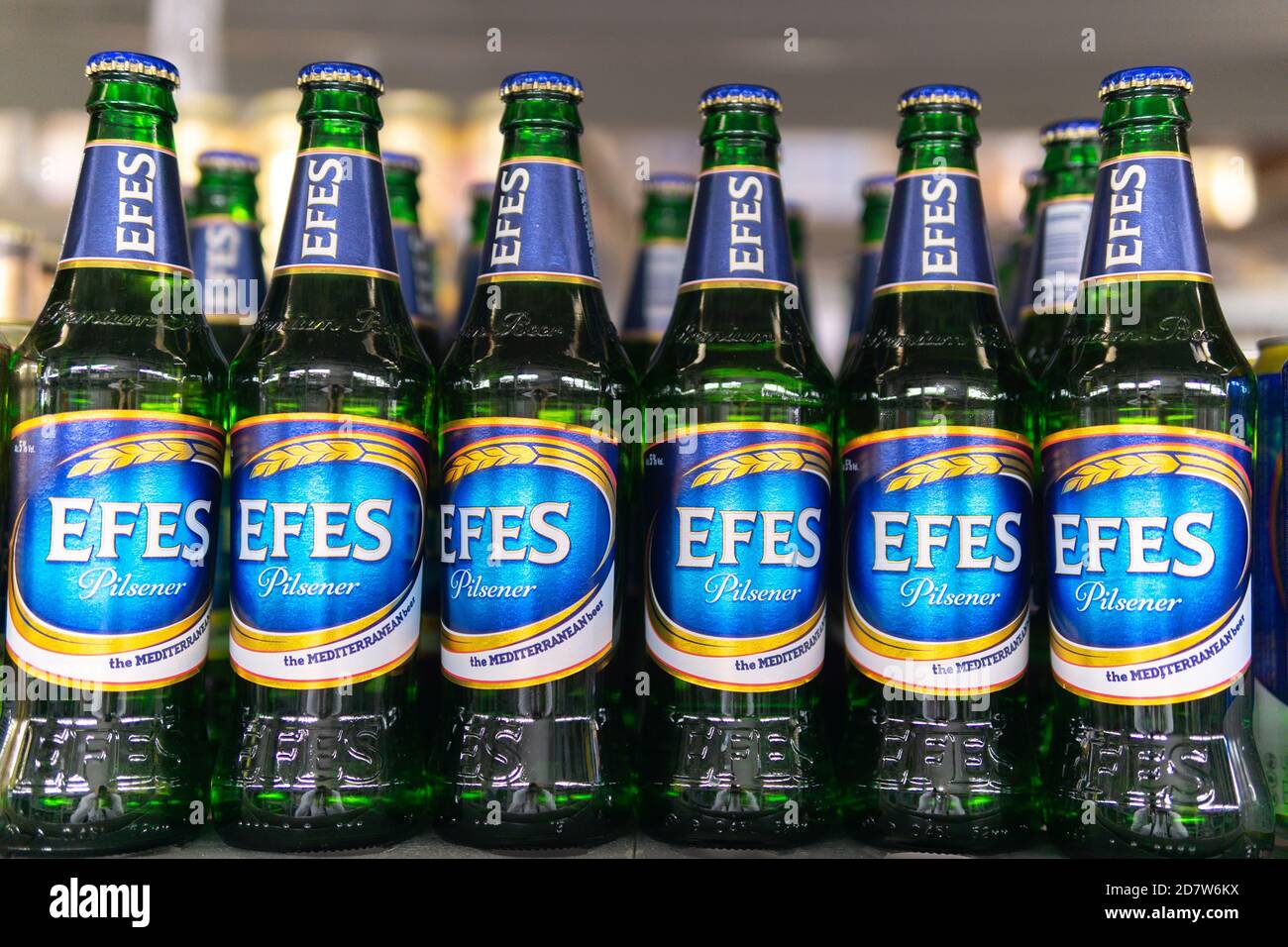 Tjumen, Russland-11. Oktober 2020: Flaschen von Efes Pilsener, dem Flaggschiff-Bier von Anadolu Efes. Verkauf von alkoholischen Getränken in einem Hypermarkt Stockfoto