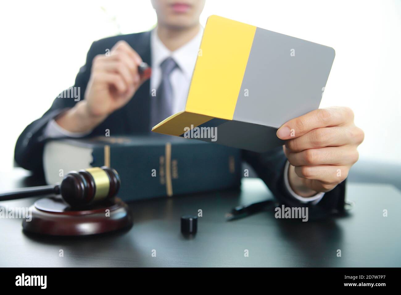 Rechtsanwalt mit Stempel mit Buch. Stockfoto