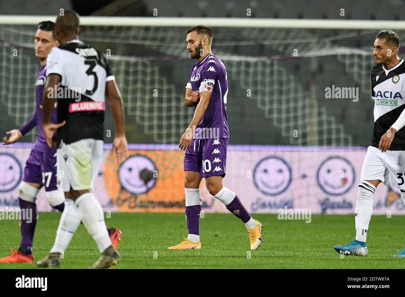 Artemio Franchi Stadium, florenz, Italien, 25 Oct 2020, Deutsche Pezzella von ACF Fiorentina ersetzt nach einer Verletzung Francesco Fourneau Schiedsrichter während des Spiels während ACF Fiorentina gegen Udinese Calcio, italienische Fußball Serie A Spiel - Credit: LM/Matteo Papini/Alamy Live News Stockfoto