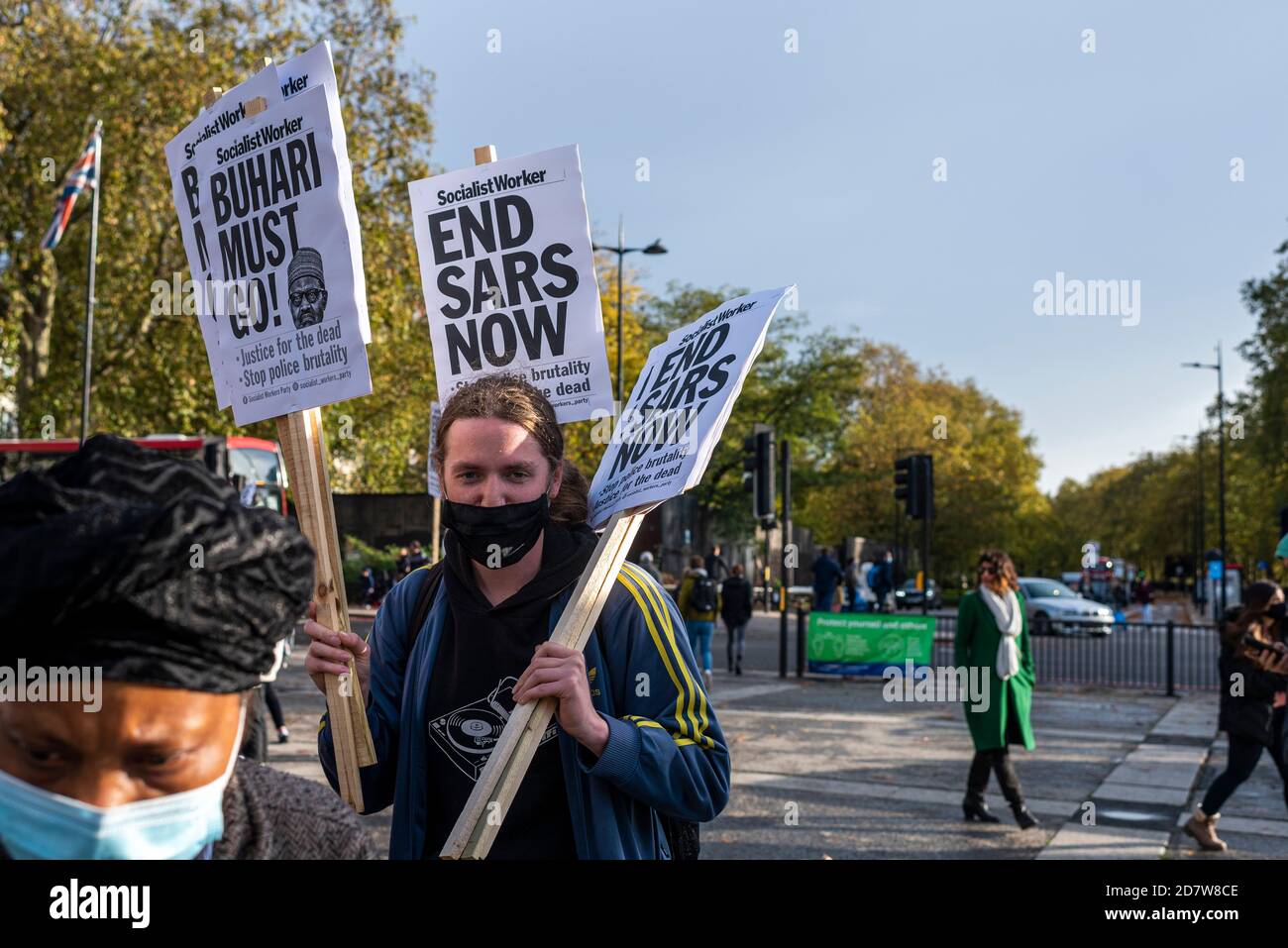LONDON, ENGLAND - 25. OKTOBER: Protest gegen die SARS-Polizeieinheit wird in Marble Arch per Video interviewt. Britische Nigerianer protestieren gegen... Stockfoto