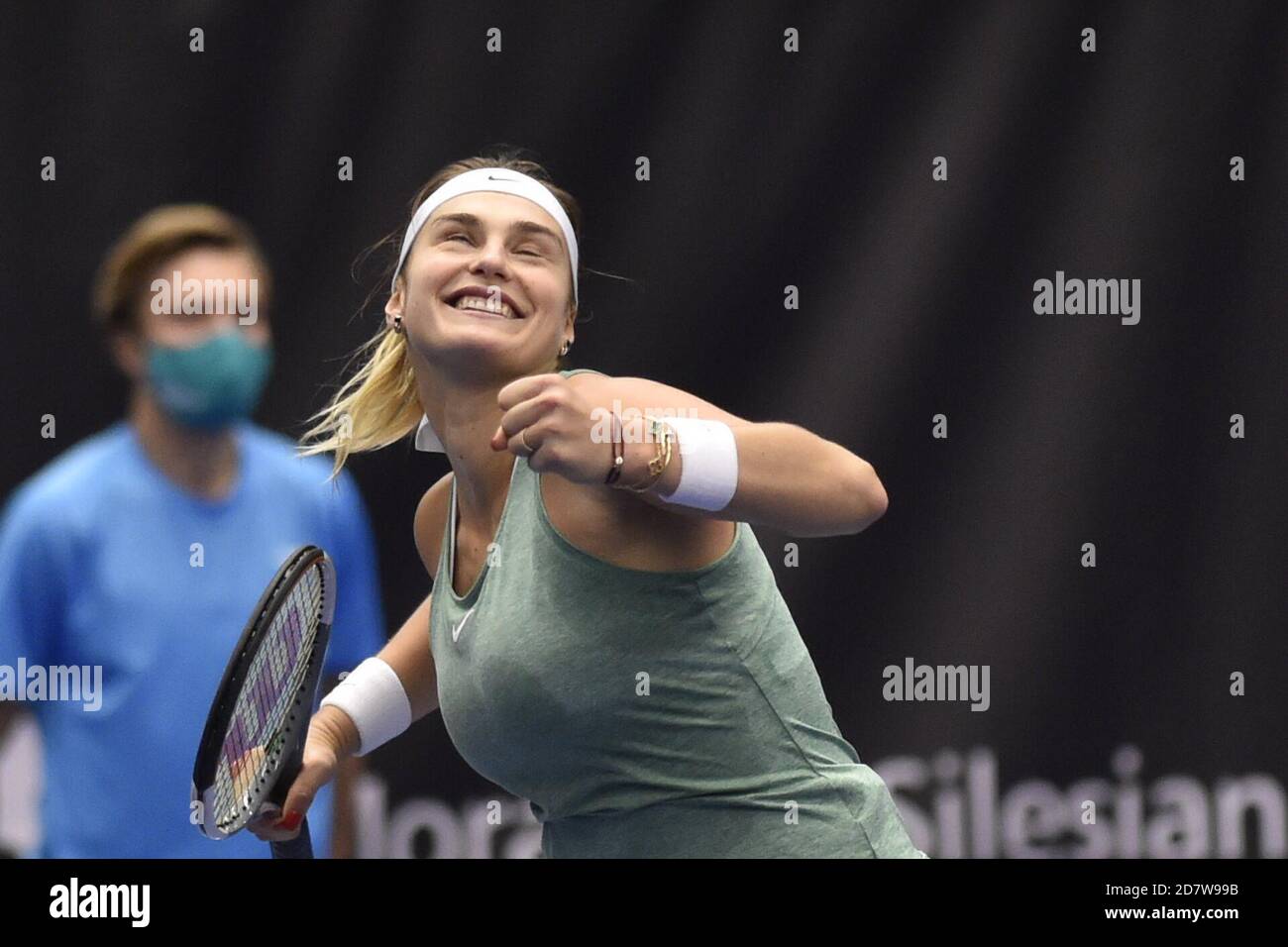 Ostrava, Tschechische Republik. Oktober 2020. ***CTK POOL***Aryna Sabalenko gewann das J&T Banka Ostrava Open 2020 Frauen-WTA-Innentennisturnier in Ostrava, Tschechien, am 25. Oktober 2020 und schlug ihre offensichtlich unwohlwollende weißrussische Landsfrau Viktoria Azarenko im Einzel-Finale 6-2, 6-2. Kredit: Jaroslav Ozana/CTK Foto/Alamy Live Nachrichten Stockfoto