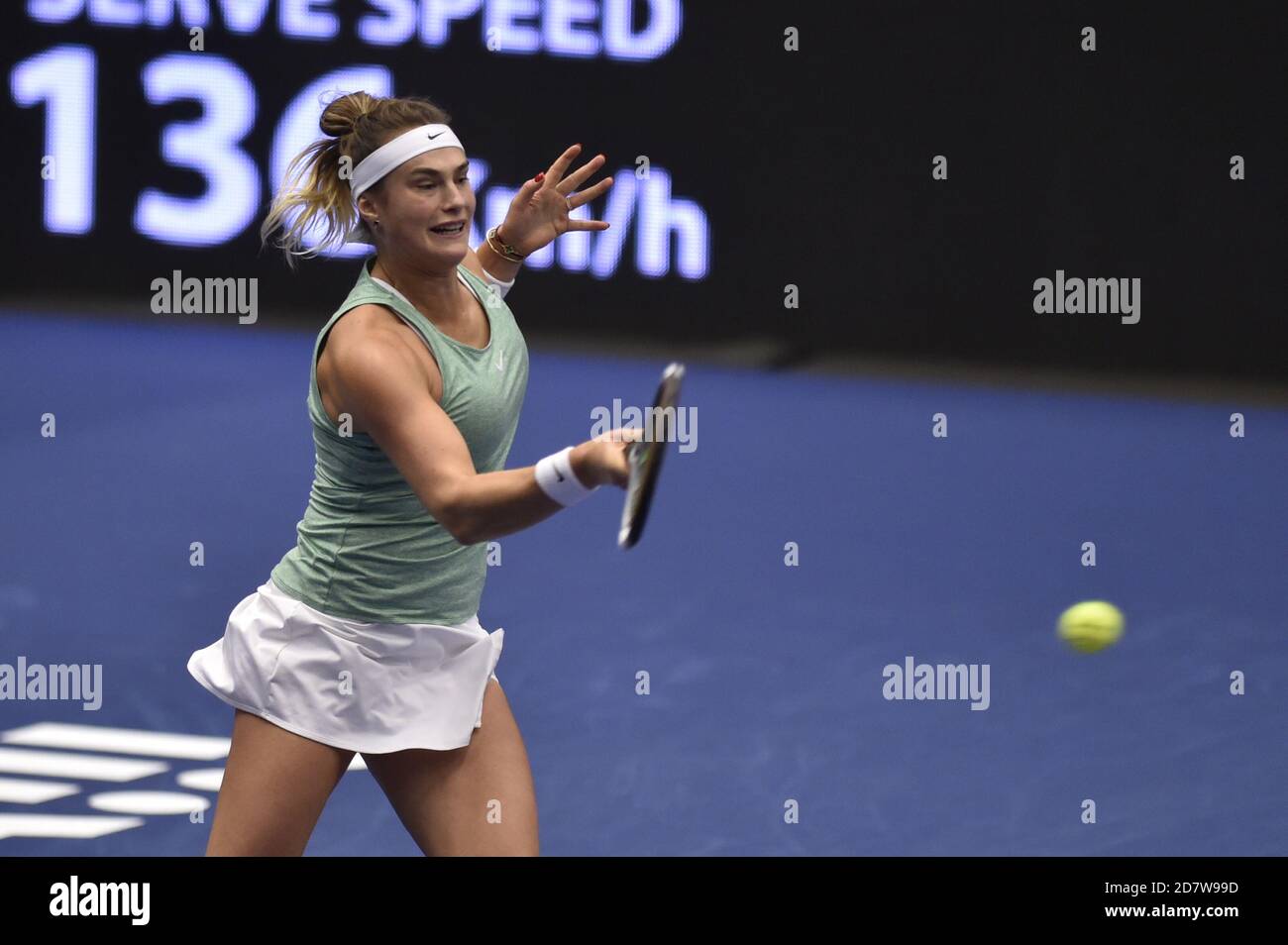 Ostrava, Tschechische Republik. Oktober 2020. ***CTK POOL***Aryna Sabalenko gewann das J&T Banka Ostrava Open 2020 Frauen-WTA-Innentennisturnier in Ostrava, Tschechien, am 25. Oktober 2020 und schlug ihre offensichtlich unwohlwollende weißrussische Landsfrau Viktoria Azarenko im Einzel-Finale 6-2, 6-2. Kredit: Jaroslav Ozana/CTK Foto/Alamy Live Nachrichten Stockfoto