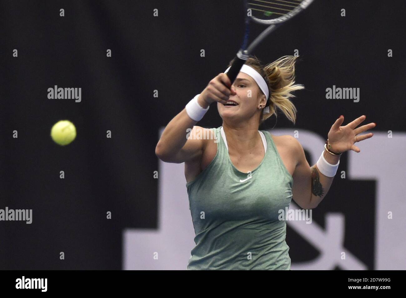 Ostrava, Tschechische Republik. Oktober 2020. ***CTK POOL***Aryna Sabalenko gewann das J&T Banka Ostrava Open 2020 Frauen-WTA-Innentennisturnier in Ostrava, Tschechien, am 25. Oktober 2020 und schlug ihre offensichtlich unwohlwollende weißrussische Landsfrau Viktoria Azarenko im Einzel-Finale 6-2, 6-2. Kredit: Jaroslav Ozana/CTK Foto/Alamy Live Nachrichten Stockfoto