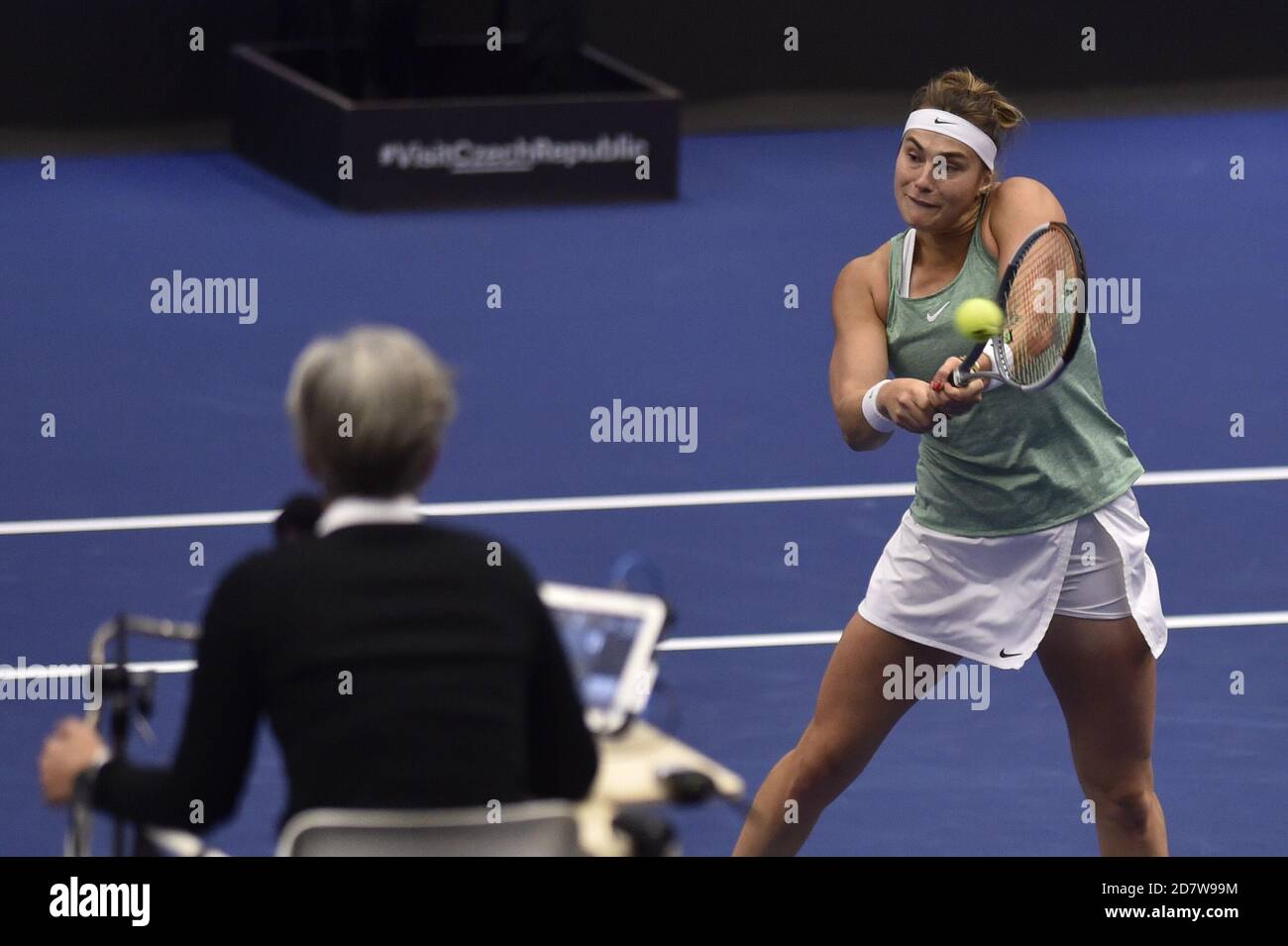 Ostrava, Tschechische Republik. Oktober 2020. ***CTK POOL***Aryna Sabalenko gewann das J&T Banka Ostrava Open 2020 Frauen-WTA-Innentennisturnier in Ostrava, Tschechien, am 25. Oktober 2020 und schlug ihre offensichtlich unwohlwollende weißrussische Landsfrau Viktoria Azarenko im Einzel-Finale 6-2, 6-2. Kredit: Jaroslav Ozana/CTK Foto/Alamy Live Nachrichten Stockfoto