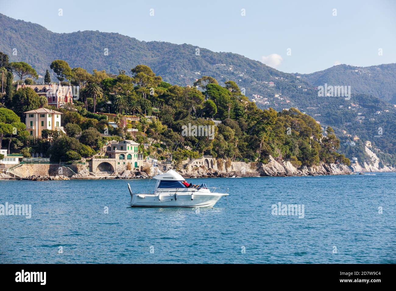 Santa Maria Ligure, Italien. 20. Oktober 2020: Panorama am Meer an der italienischen Küste am mittelmeer. Ein Boot im Vordergrund. Ligurisches Meer, p Stockfoto