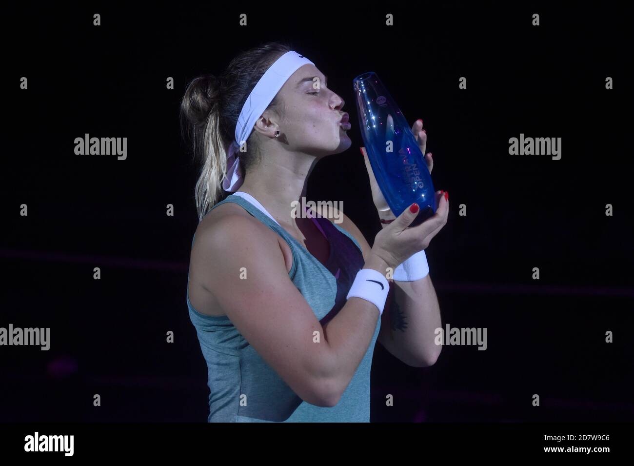 Ostrava, Tschechische Republik. Oktober 2020. ***CTK POOL***Aryna Sabalenko gewann das J&T Banka Ostrava Open 2020 Frauen-WTA-Innentennisturnier in Ostrava, Tschechien, am 25. Oktober 2020 und schlug ihre offensichtlich unwohlwollende weißrussische Landsfrau Viktoria Azarenko im Einzel-Finale 6-2, 6-2. Kredit: Jaroslav Ozana/CTK Foto/Alamy Live Nachrichten Stockfoto