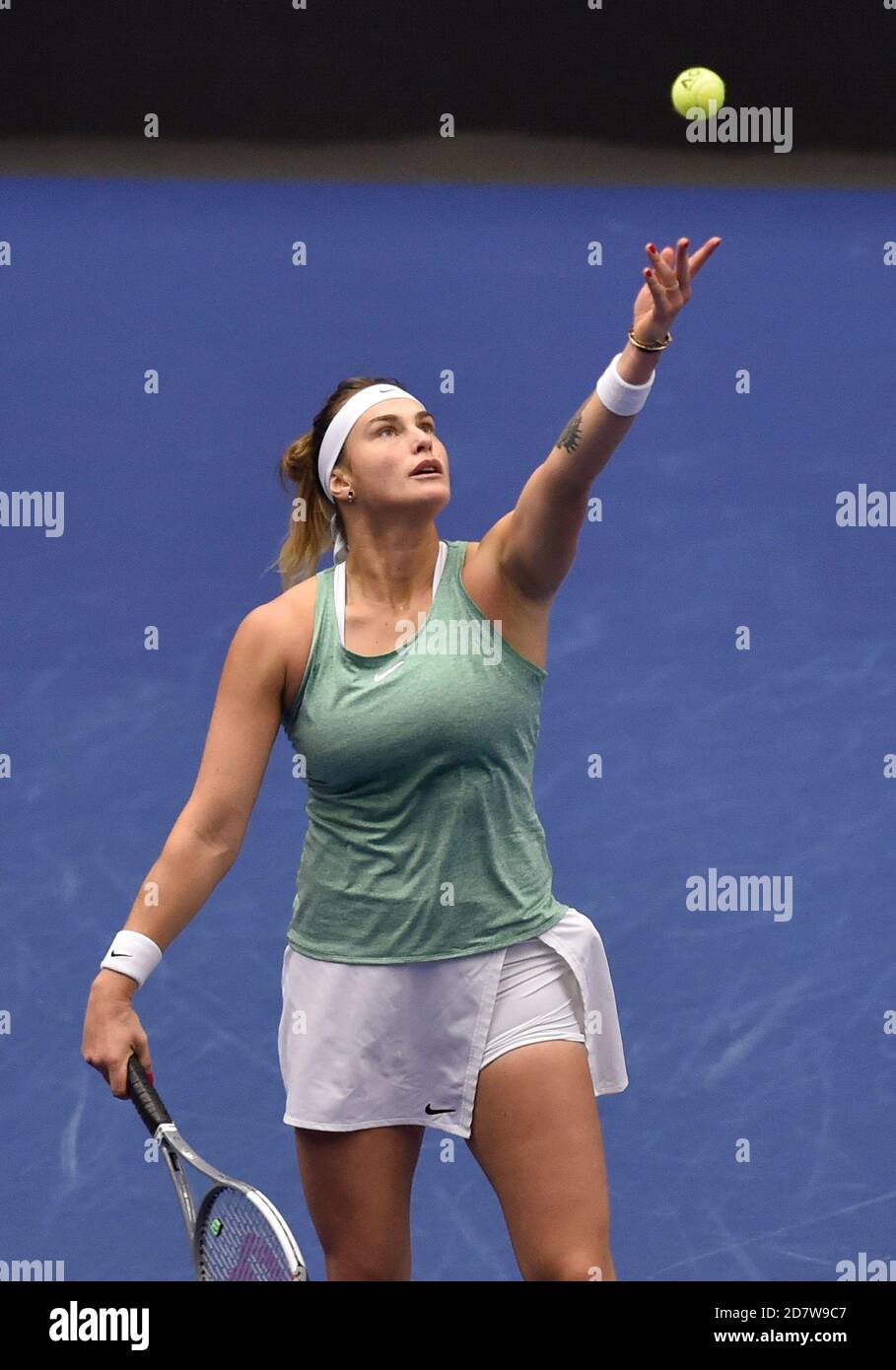 Ostrava, Tschechische Republik. Oktober 2020. ***CTK POOL***Aryna Sabalenko gewann das J&T Banka Ostrava Open 2020 Frauen-WTA-Innentennisturnier in Ostrava, Tschechien, am 25. Oktober 2020 und schlug ihre offensichtlich unwohlwollende weißrussische Landsfrau Viktoria Azarenko im Einzel-Finale 6-2, 6-2. Kredit: Jaroslav Ozana/CTK Foto/Alamy Live Nachrichten Stockfoto