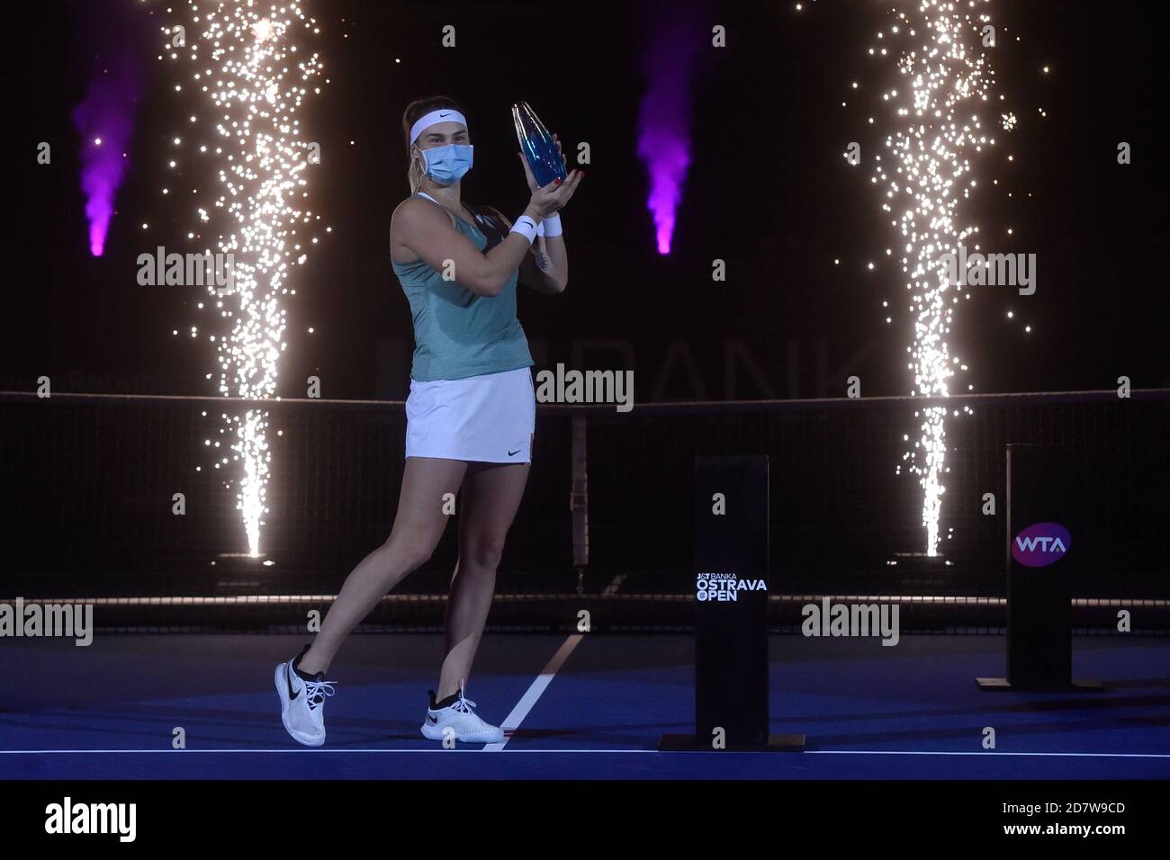 Ostrava, Tschechische Republik. Oktober 2020. ***CTK POOL***Aryna Sabalenko gewann das J&T Banka Ostrava Open 2020 Frauen-WTA-Innentennisturnier in Ostrava, Tschechien, am 25. Oktober 2020 und schlug ihre offensichtlich unwohlwollende weißrussische Landsfrau Viktoria Azarenko im Einzel-Finale 6-2, 6-2. Kredit: Jaroslav Ozana/CTK Foto/Alamy Live Nachrichten Stockfoto