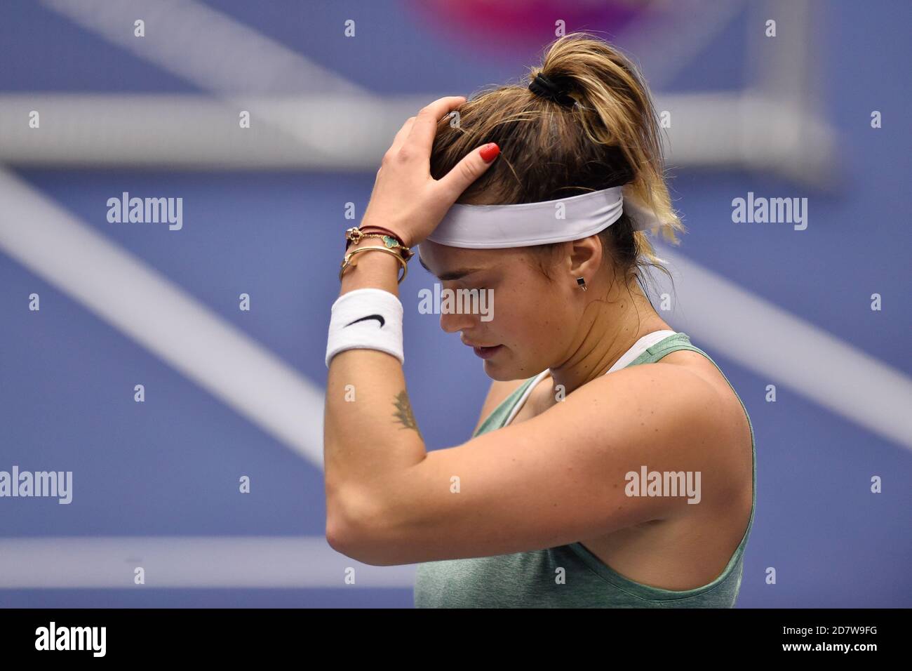 Ostrava, Tschechische Republik. Oktober 2020. ***CTK POOL***Aryna Sabalenka (Sabalenko) gewann das J&T Banka Ostrava Open 2020 Frauen-WTA-Innentennisturnier in Ostrava, Tschechische Republik, 25. Oktober 2020 und schlug ihre offensichtlich unwohlwollende weißrussische Landsfrau Viktoria Azarenka (Azarenko) im Einzel-Finale 6-2, 6-2. Kredit: Jaroslav Ozana/CTK Foto/Alamy Live Nachrichten Stockfoto