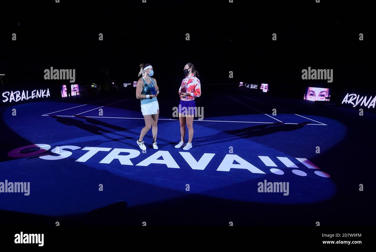 Ostrava, Tschechische Republik. Oktober 2020. ***CTK POOL***Aryna Sabalenka (Sabalenko), links, gewann das J&T Banka Ostrava Open 2020 Frauen WTA Indoor-Tennisturnier in Ostrava, Tschechische Republik, 25. Oktober 2020 und schlug ihre offenbar unwohlwollende weißrussische Landsfrau Viktoria Azarenka (Azarenko) im Einzel-Finale 6-2, 6-2. Kredit: Jaroslav Ozana/CTK Foto/Alamy Live Nachrichten Stockfoto