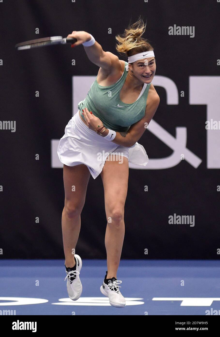 Ostrava, Tschechische Republik. Oktober 2020. ***CTK POOL***Aryna Sabalenka (Sabalenko) gewann das J&T Banka Ostrava Open 2020 Frauen-WTA-Innentennisturnier in Ostrava, Tschechische Republik, 25. Oktober 2020 und schlug ihre offensichtlich unwohlwollende weißrussische Landsfrau Viktoria Azarenka (Azarenko) im Einzel-Finale 6-2, 6-2. Kredit: Jaroslav Ozana/CTK Foto/Alamy Live Nachrichten Stockfoto