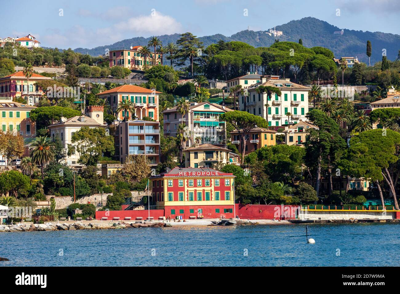 Santa Maria Ligure, Italien. 20. Oktober 2020: Gebäude an der ligurischen Küste. Häuser mit Blick auf das Meer, Hotels und Badeanstalten für die su Stockfoto