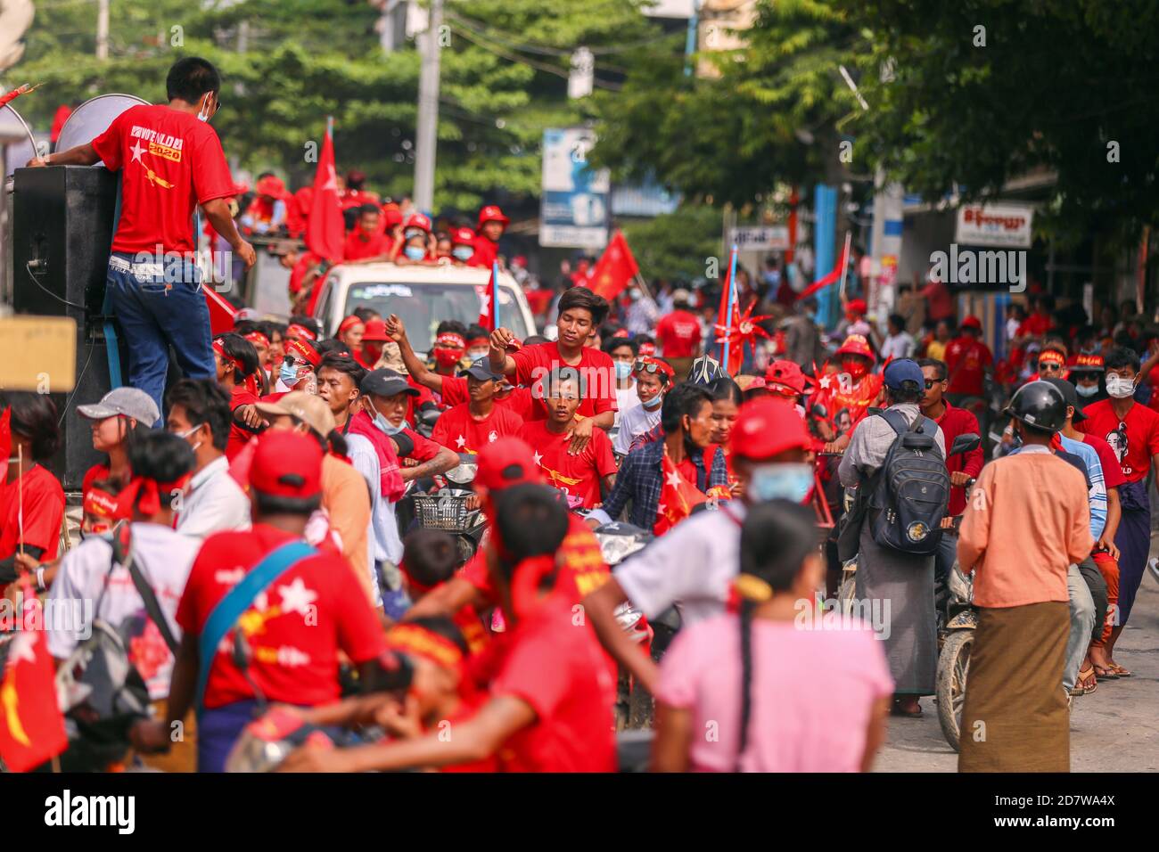 Anhänger in T-Shirts der Partei während des Wahlkampfes.Unterstützer der National League for Democracy hielten vor den Parlamentswahlen in Myanmar am 8. November 2020 eine Kundgebung in Kyaukse ab. Stockfoto