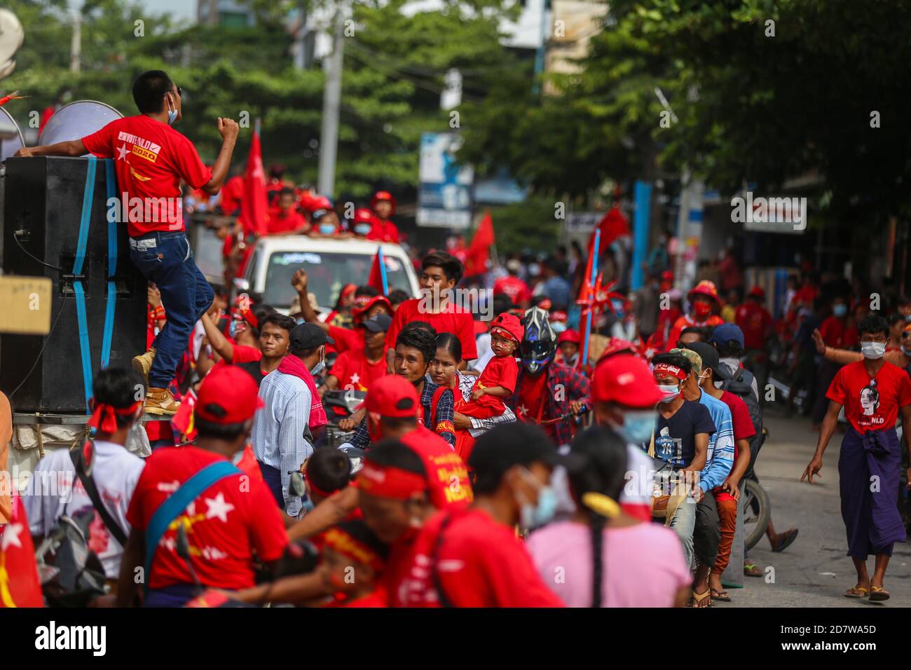 Anhänger in T-Shirts der Partei während des Wahlkampfes.Unterstützer der National League for Democracy hielten vor den Parlamentswahlen in Myanmar am 8. November 2020 eine Kundgebung in Kyaukse ab. Stockfoto