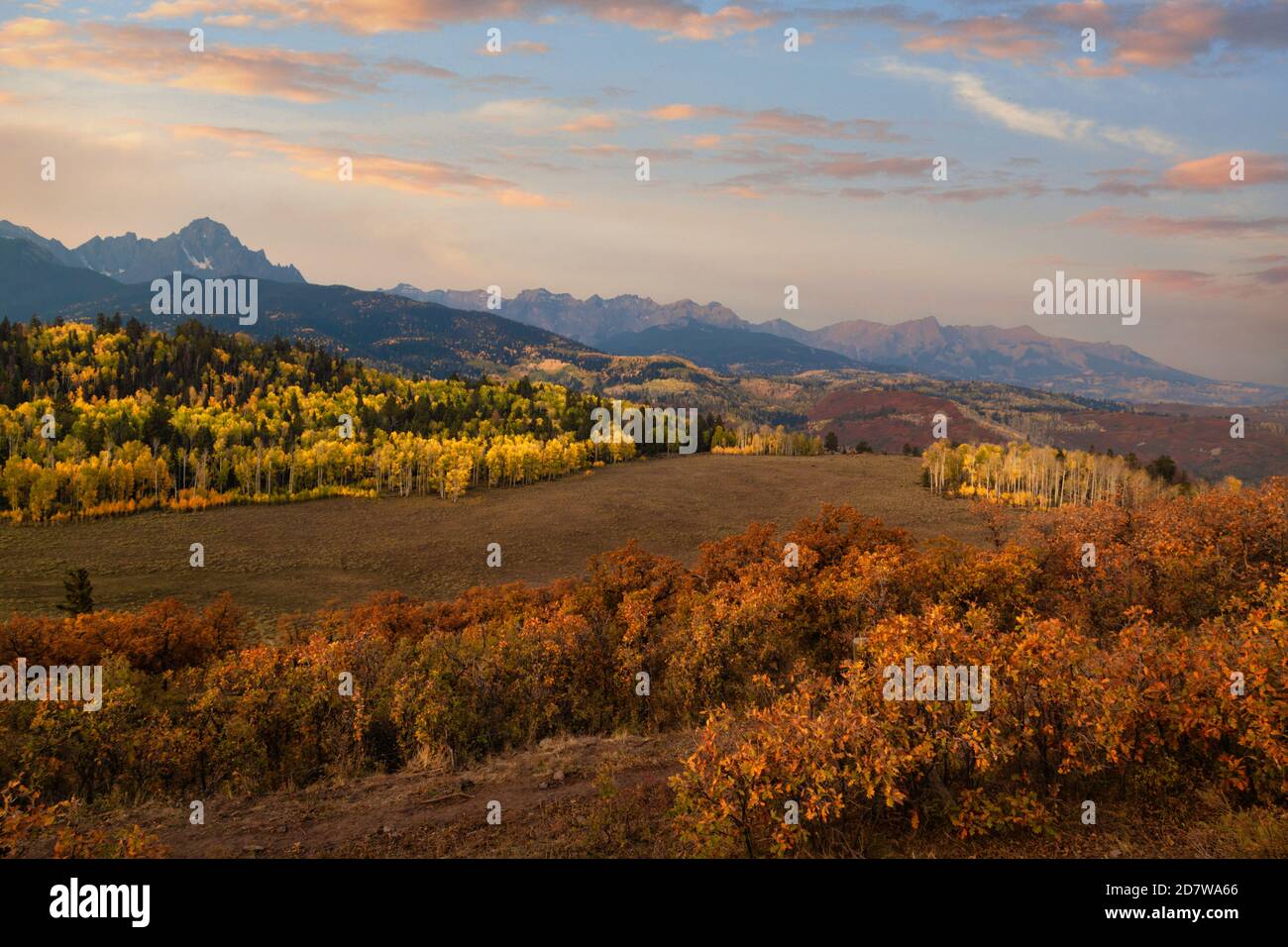 Farbenprächtiger Sonnenaufgang über dem Dallas Divide Colorado Stockfoto