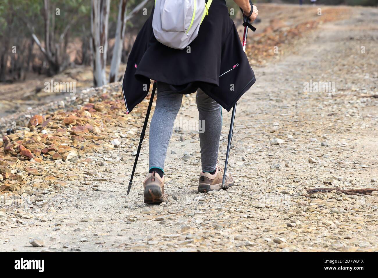 Wanderer Frau mit einem Trekking Stöcke, zu Fuß auf einem Weg des Rio Tinto Fluss in Huelva, Andalusien, Spanien Stockfoto