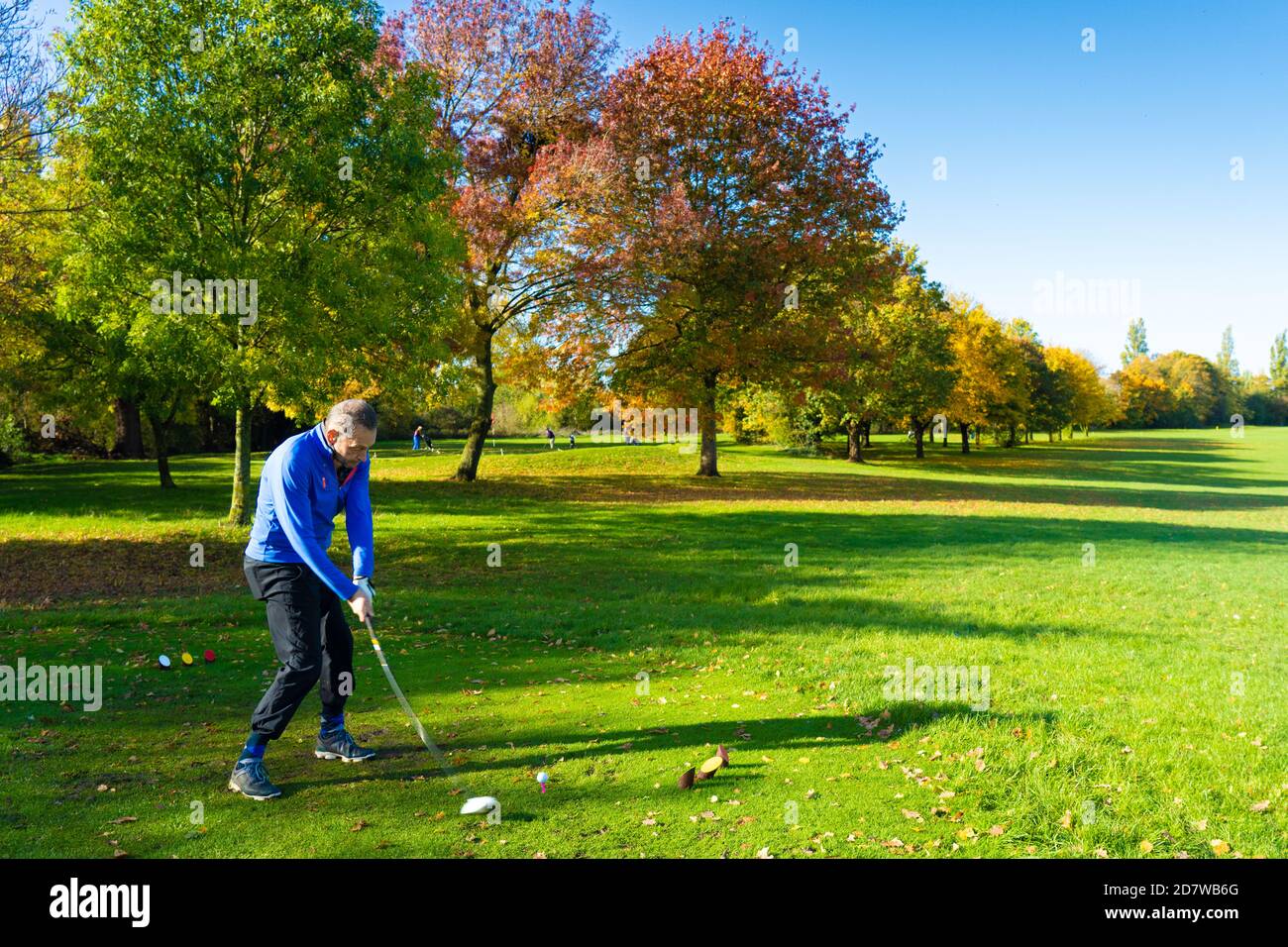 London, Großbritannien, Wetter, 25. Oktober 2020. Golfer auf dem Golfplatz Brent Valley an einem hellen Herbsttag in London. Fototermin: Sonntag, 25. Oktober 2020. Foto: Roger Garfield/Alamy Live News Stockfoto