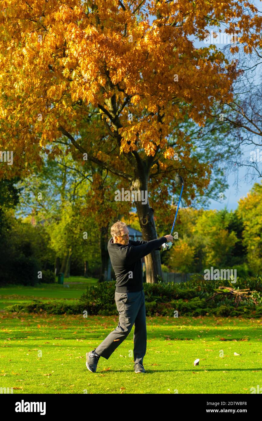 London, Großbritannien, Wetter, 25. Oktober 2020. Golfer auf dem Golfplatz Brent Valley an einem hellen Herbsttag in London. Fototermin: Sonntag, 25. Oktober 2020. Foto: Roger Garfield/Alamy Live News Stockfoto