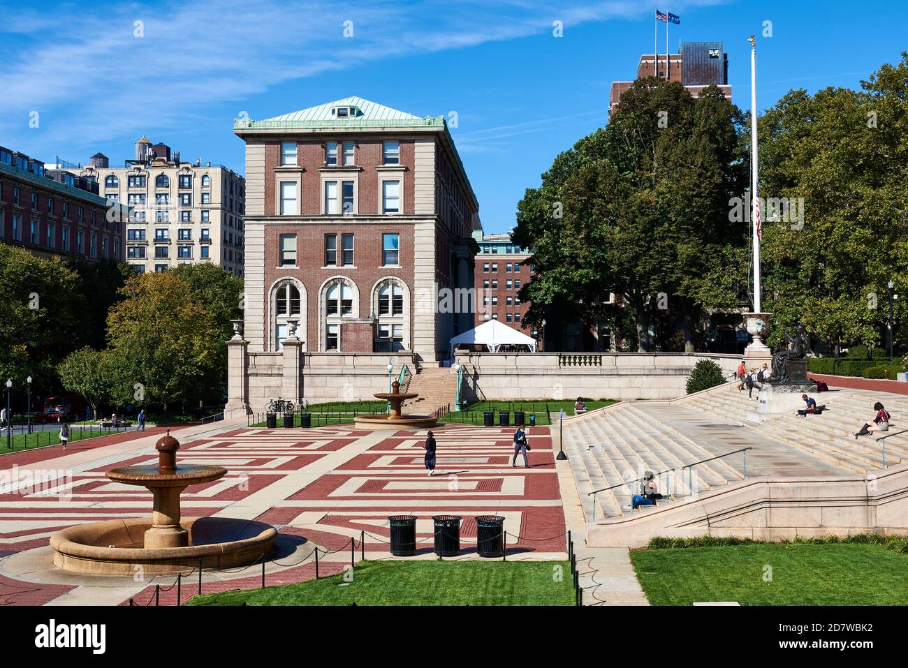 Die Dodge Hall der Columbia University ist über einen platz mit kühnen geometrischen Mustern in roten und weißen Ziegelsteinen zu sehen. Stockfoto