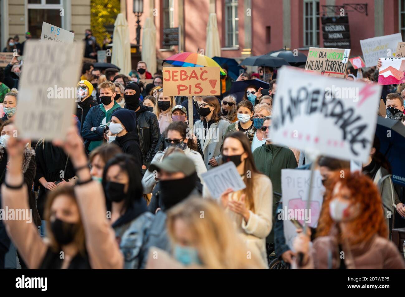 Demonstranten mit Gesichtsmasken halten Plakate während der Demonstration.das Verfassungsgericht prüfte den Antrag einer Gruppe von Abgeordneten bezüglich der sogenannten eugenischen Abtreibung. Nach Ansicht des Gerichts ist eine solche Abtreibung, die bei Verdacht auf schwere fetale Defekte durchgeführt wird, mit der Verfassung unvereinbar. Frauen protestieren gegen die Entscheidung. Stockfoto