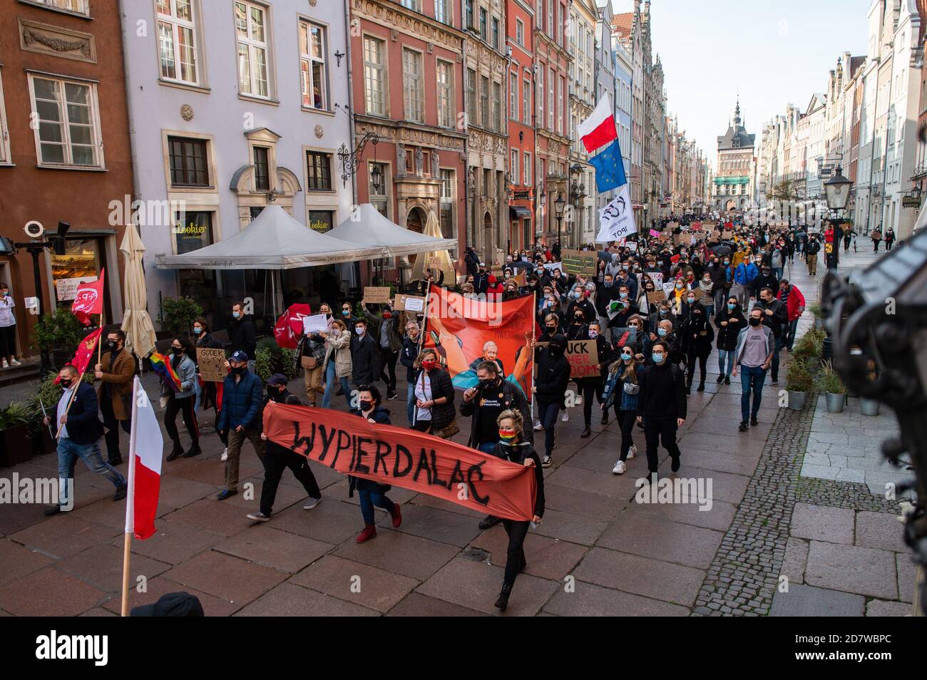 Während der Demonstration marschieren Massen von Demonstranten auf die Straße.das Verfassungsgericht prüfte den Antrag einer Gruppe von Abgeordneten bezüglich der sogenannten eugenischen Abtreibung. Nach Ansicht des Gerichts ist eine solche Abtreibung, die bei Verdacht auf schwere fetale Defekte durchgeführt wird, mit der Verfassung unvereinbar. Frauen protestieren gegen die Entscheidung. Stockfoto