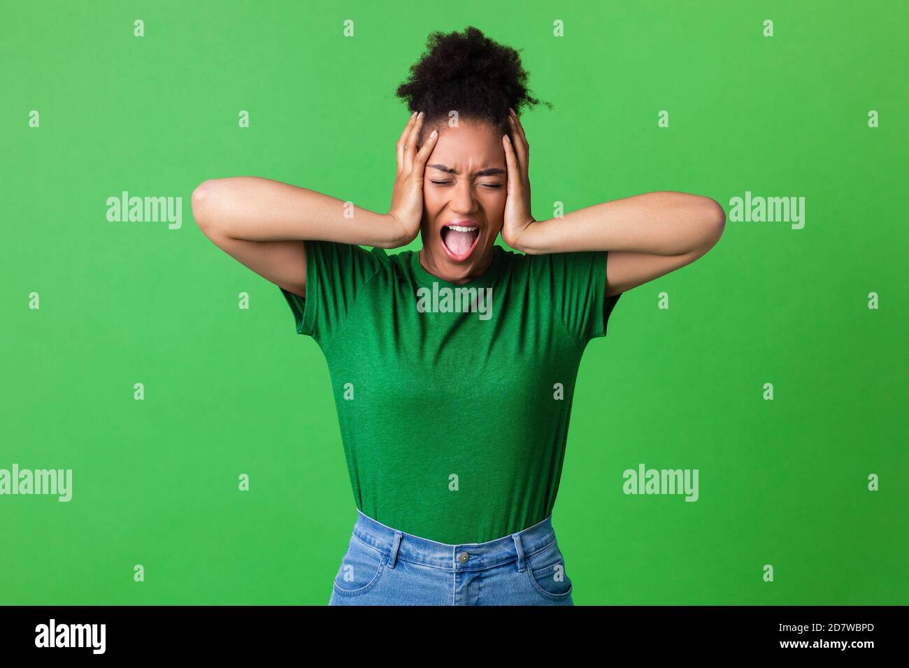 Wütend junge schwarze Frau schreien und greifen Kopf Stockfoto