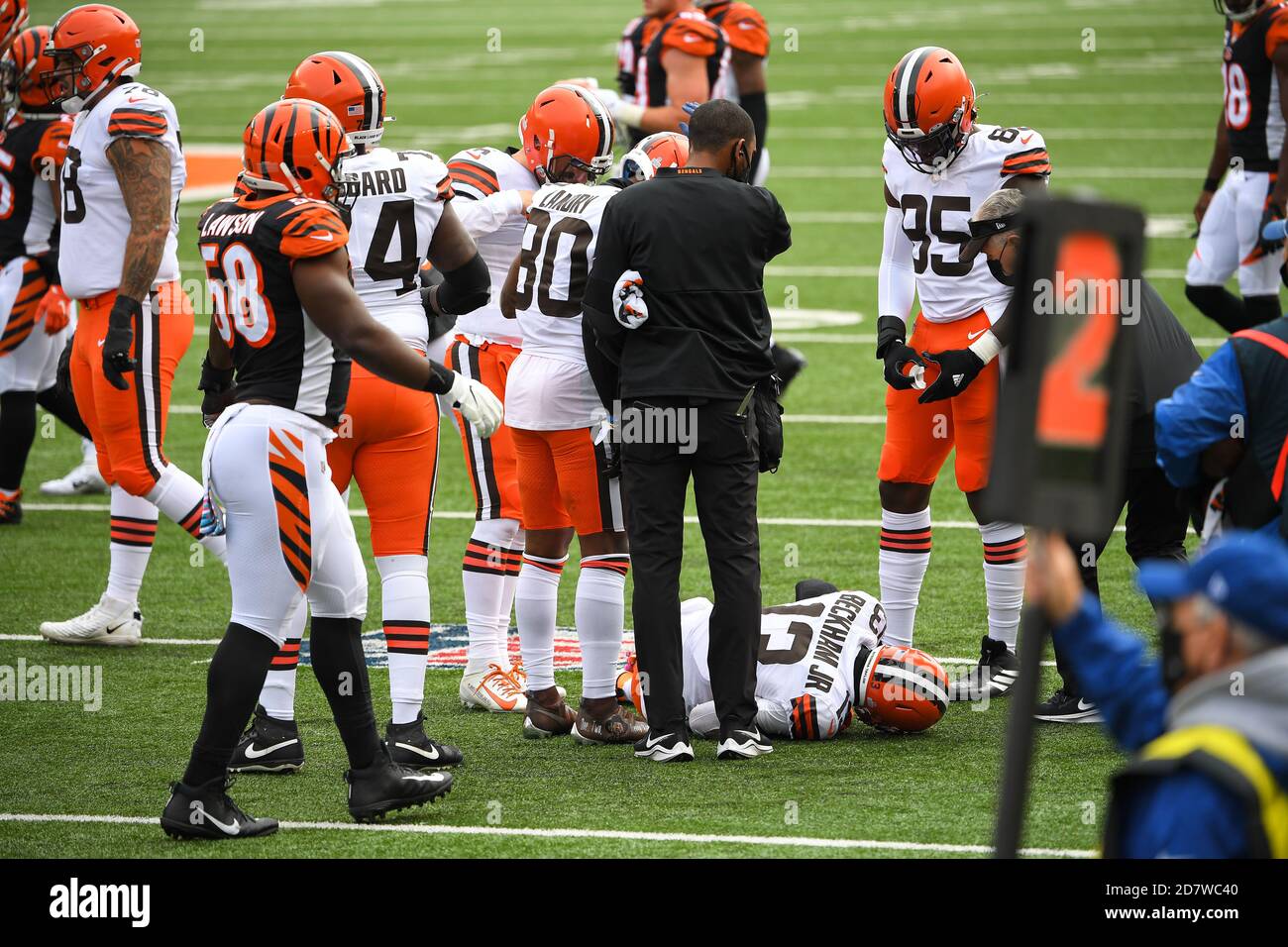 Odell Beckham Jr. 25. Okt. 2020. #13 der Cleveland Browns wird während NFL Fußballspiel-Aktion zwischen den Cleveland Browns und den Cincinnati Bengals im Paul Brown Stadium am 25. Oktober 2020 in Cincinnati, OH verletzt. Adam Lacy/CSM/Alamy Live News Stockfoto