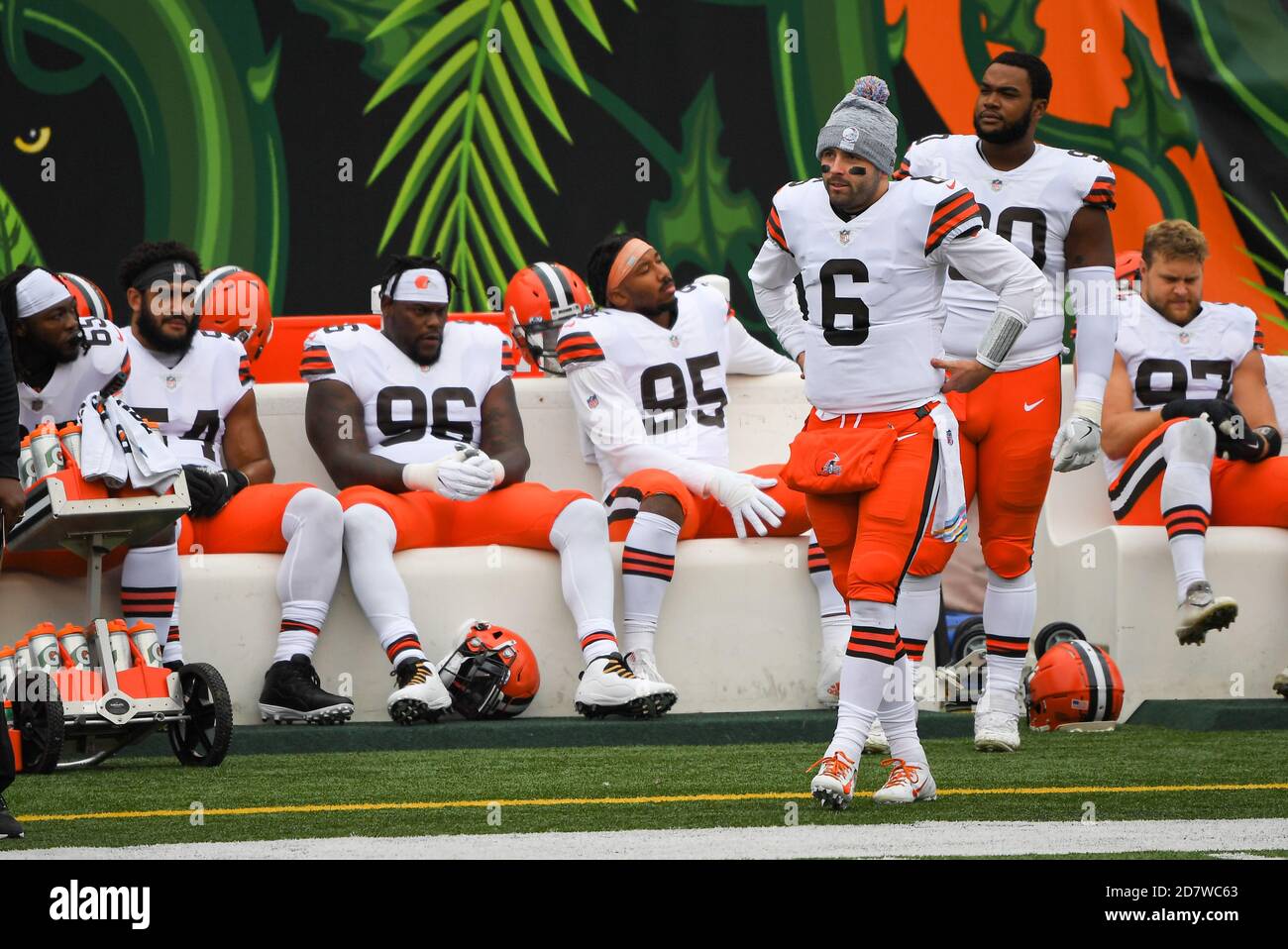 Cincinnati, OH, USA. Oktober 2020. Baker Mayfield #6 der Cleveland Browns vor NFL Fußballspiel-Action zwischen den Cleveland Browns und den Cincinnati Bengals im Paul Brown Stadium am 25. Oktober 2020 in Cincinnati, OH. Adam Lacy/CSM/Alamy Live News Stockfoto