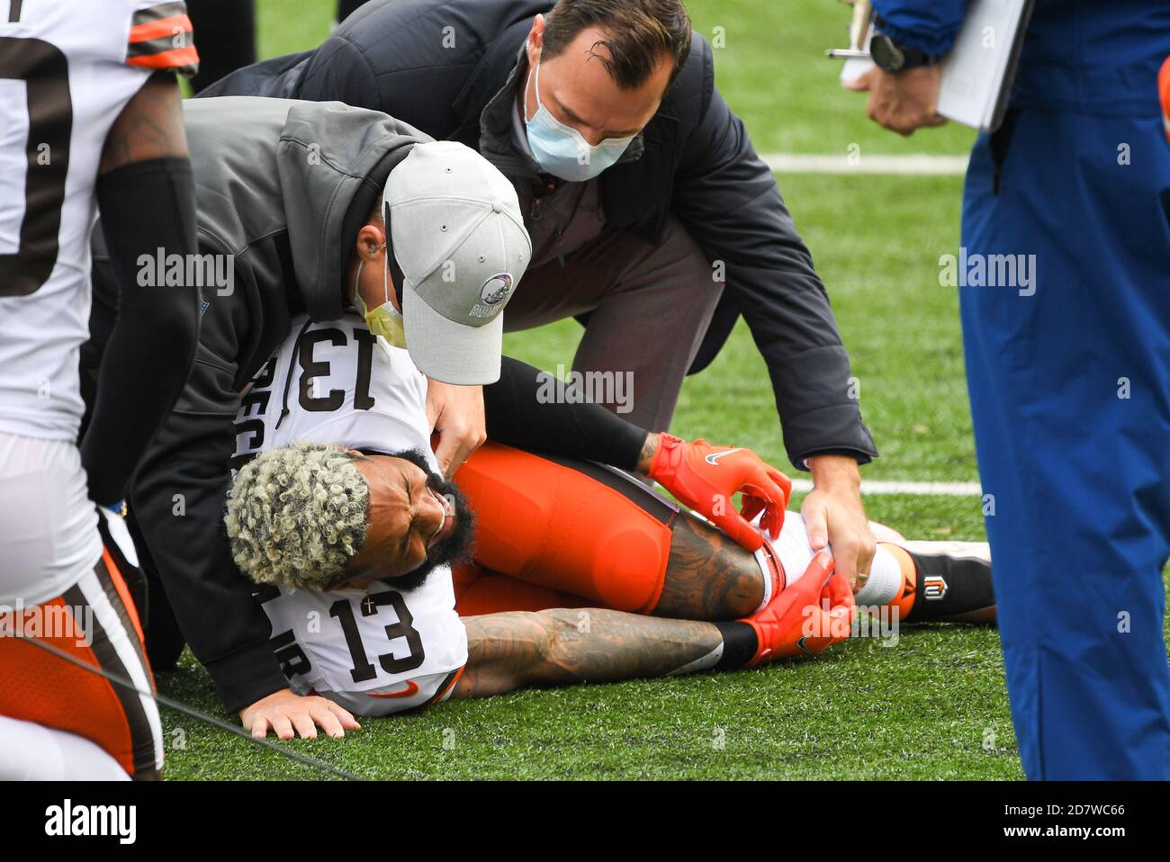 Odell Beckham Jr. 25. Okt. 2020. #13 der Cleveland Browns wird während NFL Fußballspiel-Aktion zwischen den Cleveland Browns und den Cincinnati Bengals im Paul Brown Stadium am 25. Oktober 2020 in Cincinnati, OH verletzt. Adam Lacy/CSM/Alamy Live News Stockfoto