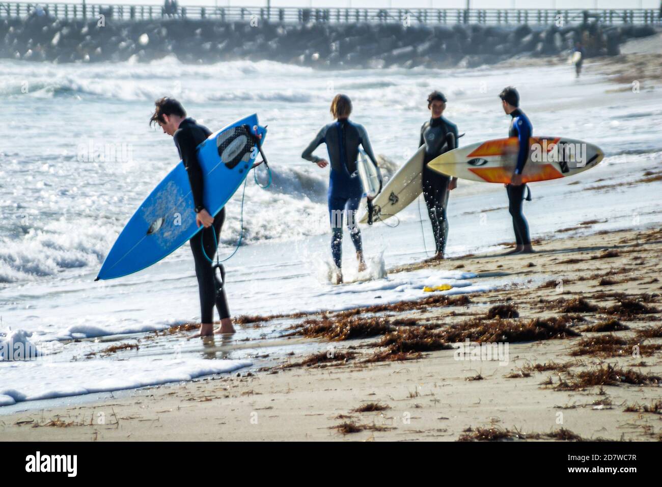 Miami Beach, Florida, Küste am Atlantischen Ozean, Surfer Surfer Surfboard Surfboards, Teenager Teenager Teenager Teenager männlich junge Jungen surfen Wellen, Stockfoto