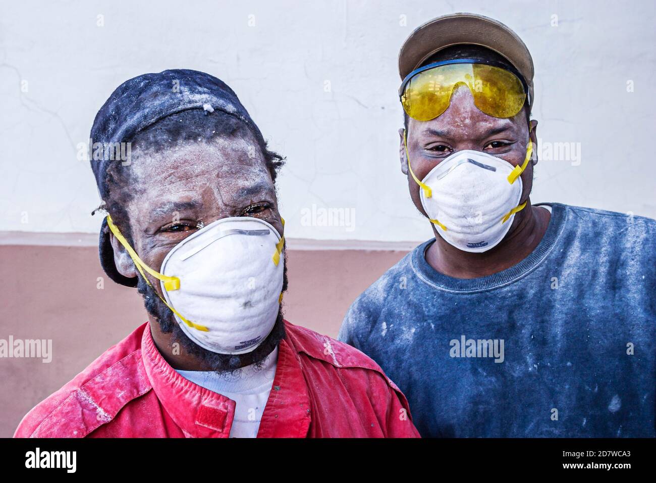 Miami Beach Florida, schwarzer afrikanischer Mann Männer männlich, Betonarbeiter, die Masken tragen, Staub, Stockfoto