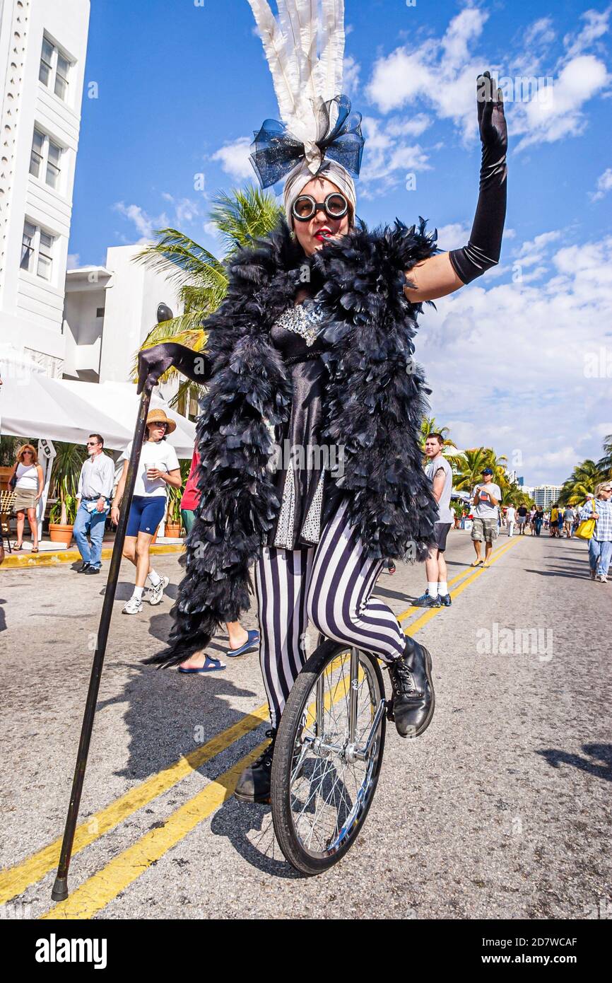 Miami Beach Florida, Art Deco Wochenende South Beach, Ocean Drive, Straßenkünstler reitet Einrad, Frau weibliche Schauspielerin Kostüm, Stockfoto