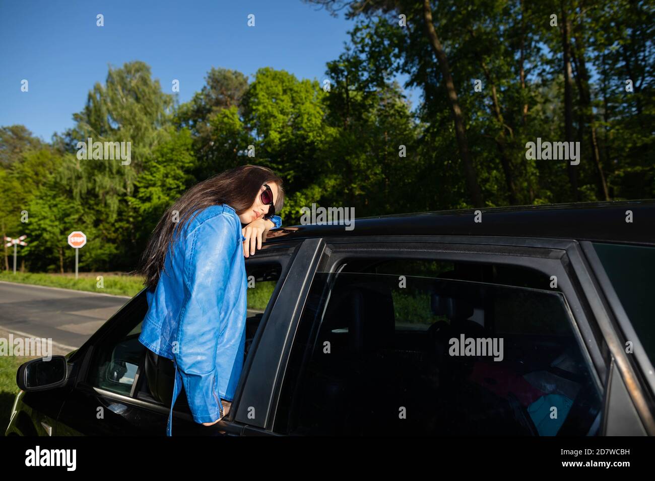 Halten Sie während der Fahrt in einem Wald Hain. Junge Teenager Mädchen im  Auto Fenster. Sommerurlaub Abenteuer Stockfotografie - Alamy