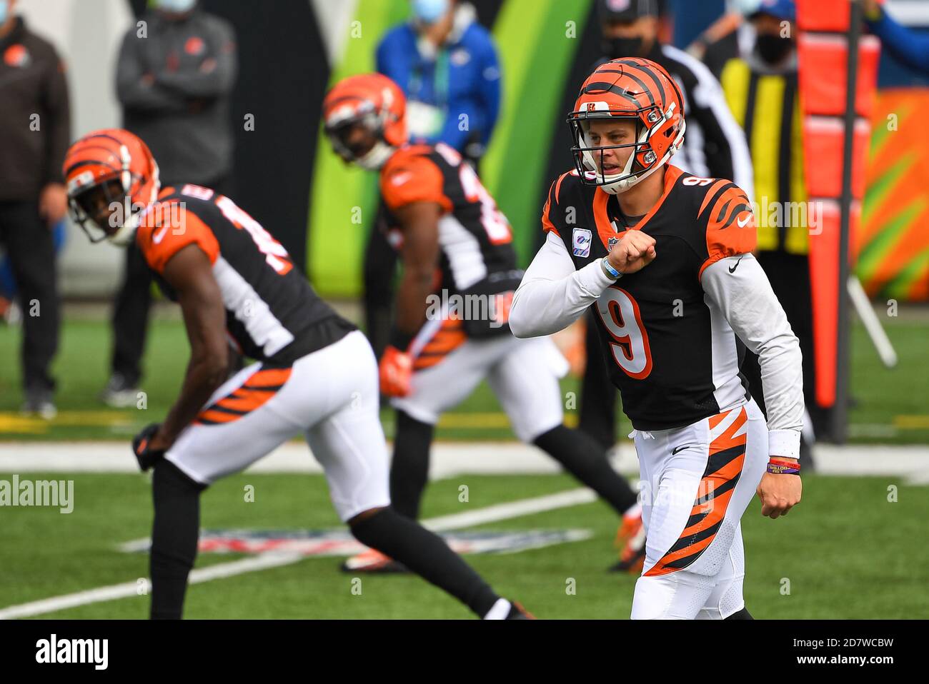 Cincinnati, OH, USA. Oktober 2020. Joe Burrow #9 der Cincinnati Bengals während der NFL-Football-Spiel-Action zwischen den Cleveland Browns und den Cincinnati Bengals im Paul Brown Stadium am 25. Oktober 2020 in Cincinnati, OH. Adam Lacy/CSM/Alamy Live News Stockfoto