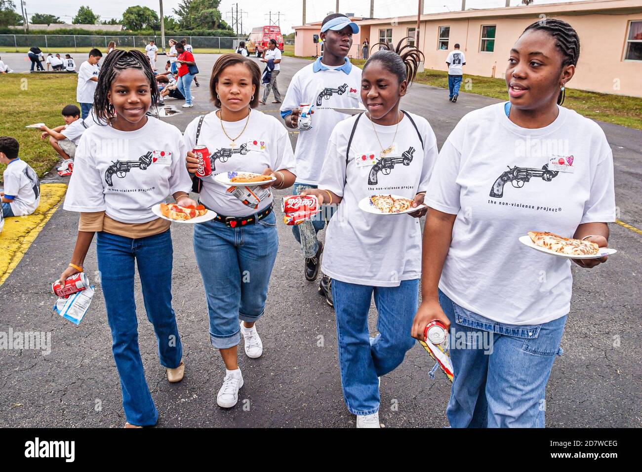 Miami Florida,Non Violence Project USA,Studenten Anti-Drogen-gemeinnütziger Verein,Martin Luther King Jr. Tag Frau weibliche Frauen Mädchen Teenager Stockfoto