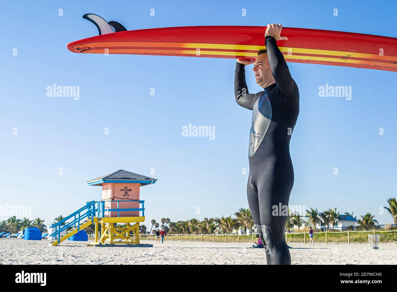 Miami Beach Florida, Atlantikküste, Rettungsschwimmer Station Surfer Mann Surfbrett balancierende Kopf, Stockfoto