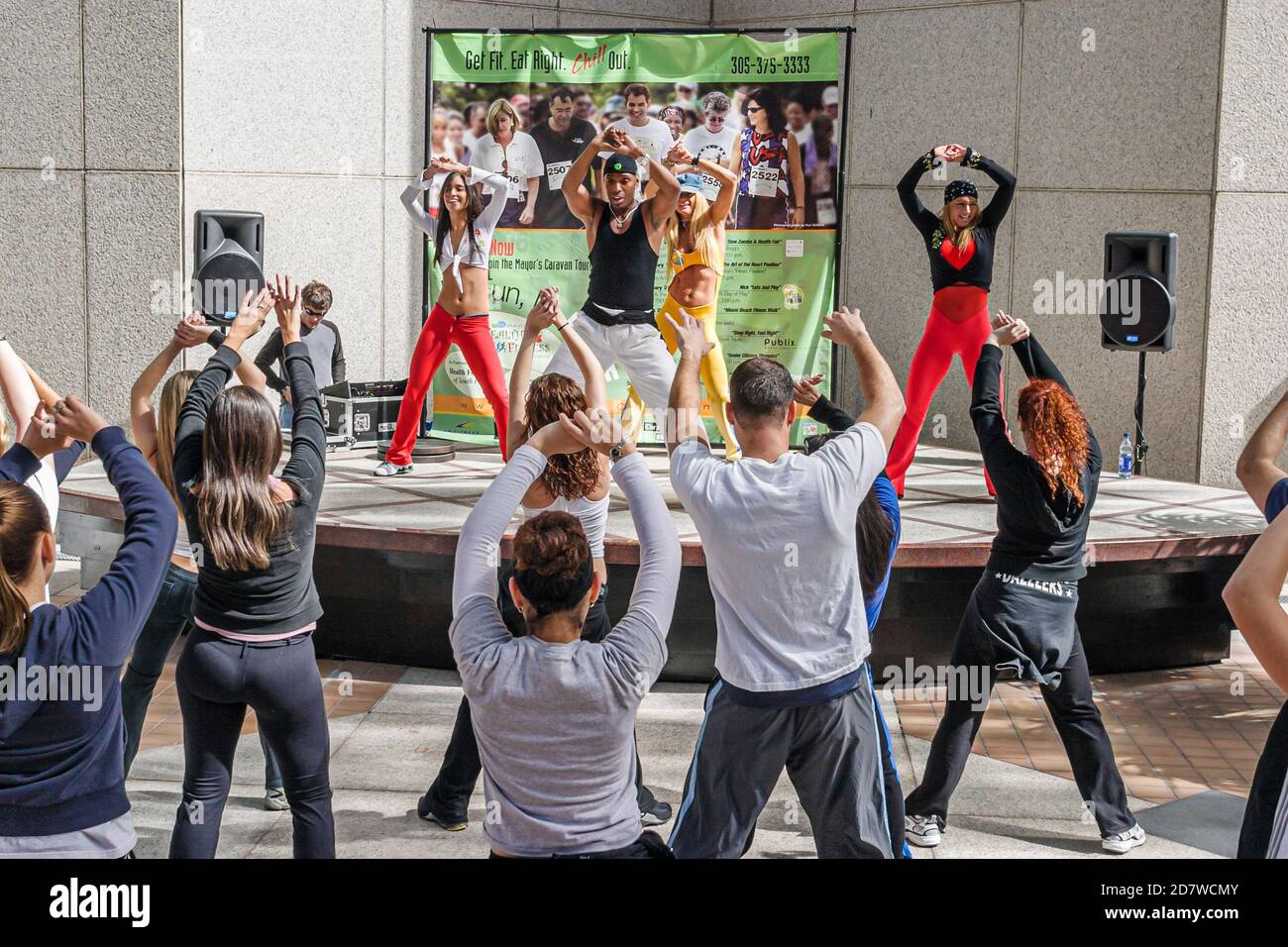 Miami Florida, Mayor's Health & Fitness Challenge, Zumba Salsa Aerobic Session Class Workout, hispanische Frau weibliche Frauen Mann Männer, Stockfoto