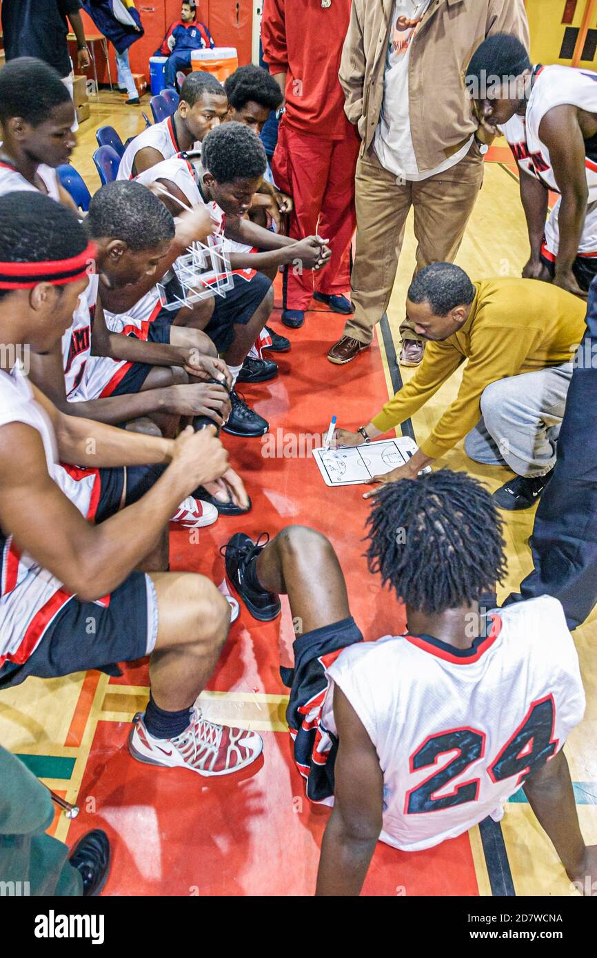 Miami Florida, Little Haiti Edison High School, Basketballspiel gegen Miami High School, Spieler, Schüler Trainer Zeitüberschreitung instruiert, schwarz Stockfoto