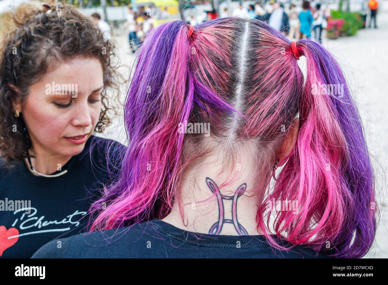 Miami Beach Florida, Ocean Drive, FabFest Geschmack des Strandes, Food Festival Frau Frauen Freunde Hals Tattoo gefärbte Haare rosa lila, Stockfoto