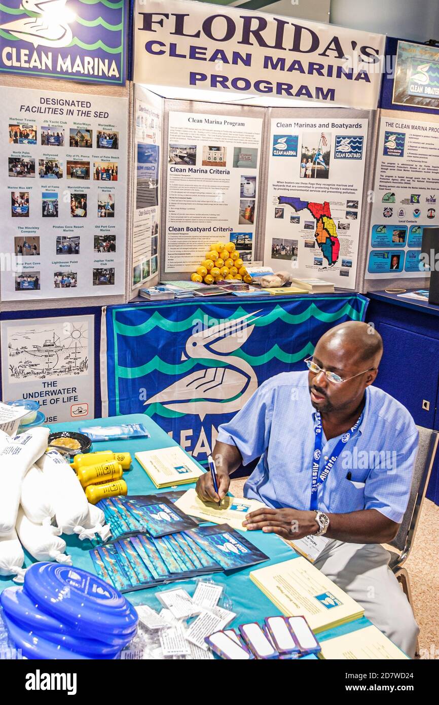 Florida, Miami Beach Convention Center, Zentrum, Internationale Bootsausstellung Clean Marina Programm Ausstellung, Schwarzafrikaner Mann Männer männliche Verschmutzung preven Stockfoto