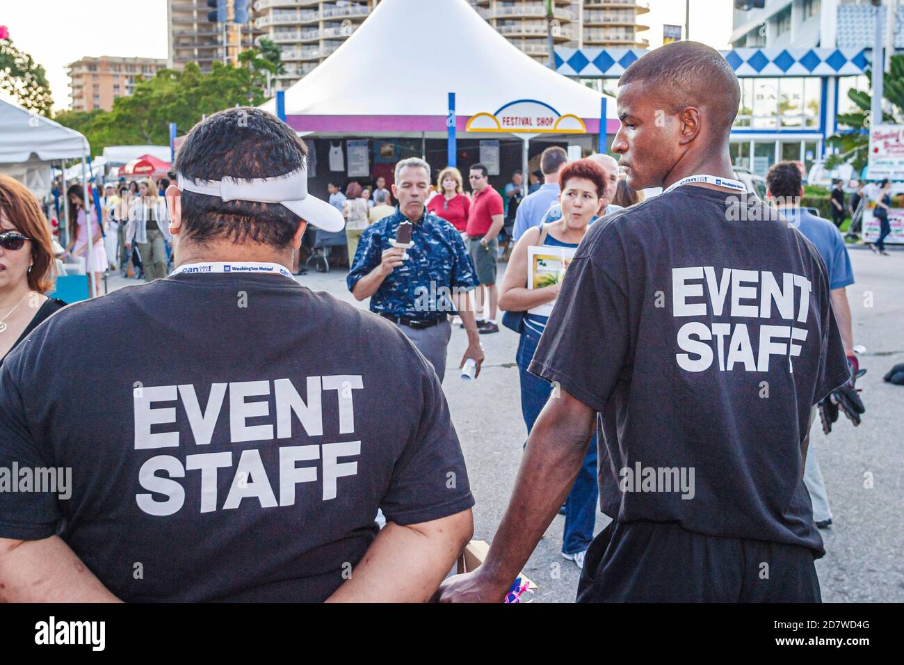 Miami Florida, Coconut Grove Arts Festival, Sicherheitskräfte tragen HEMDEN DES VERANSTALTUNGSPERSONALS, schwarzer Mann, Stockfoto